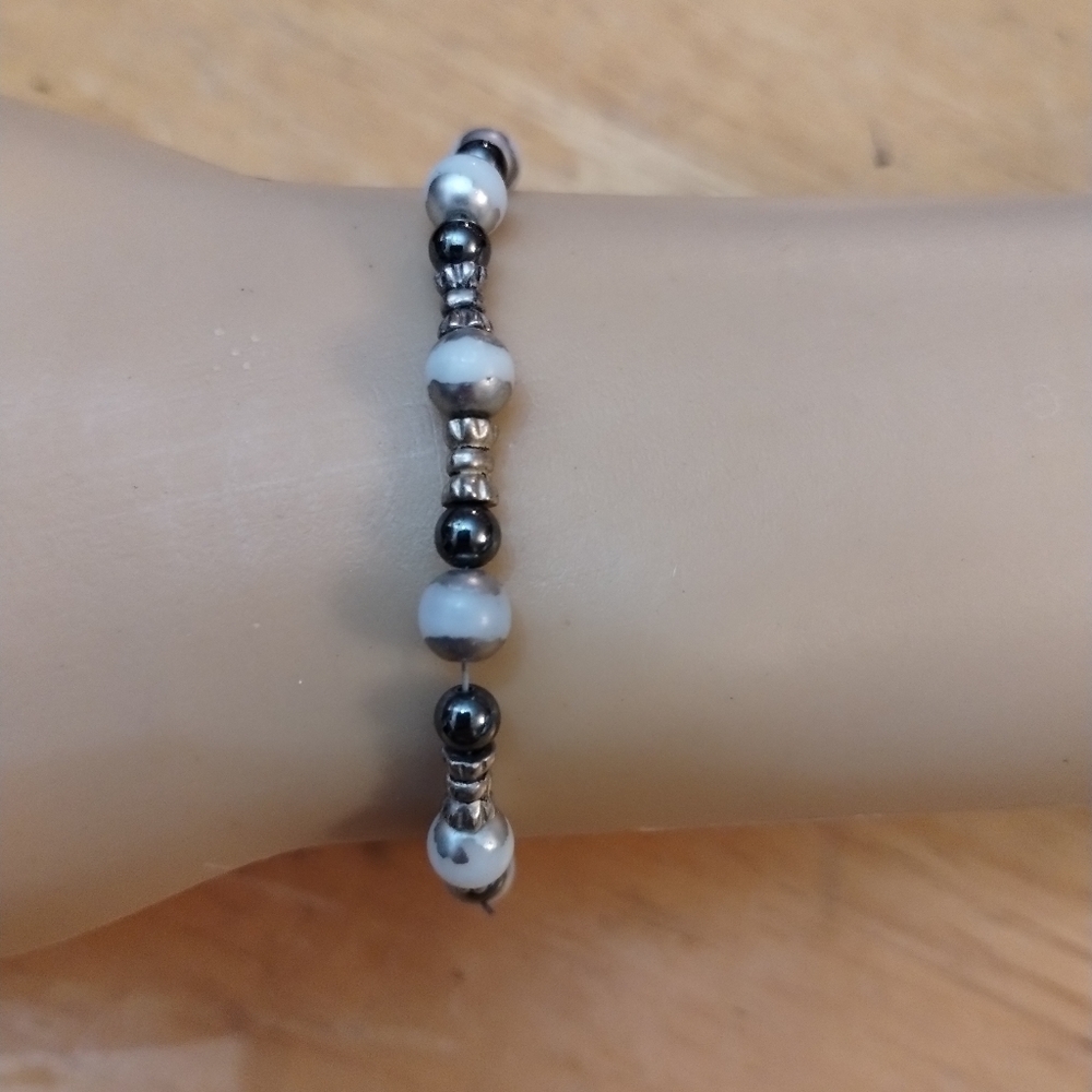 Women's beaded bracelet